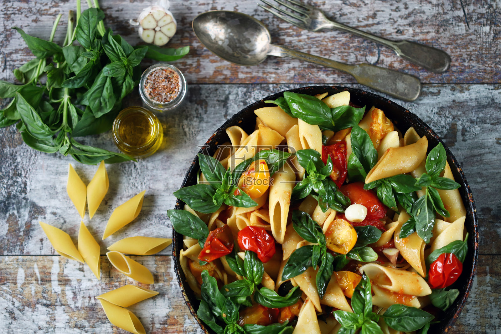 一盘素食意大利面。照片摄影图片