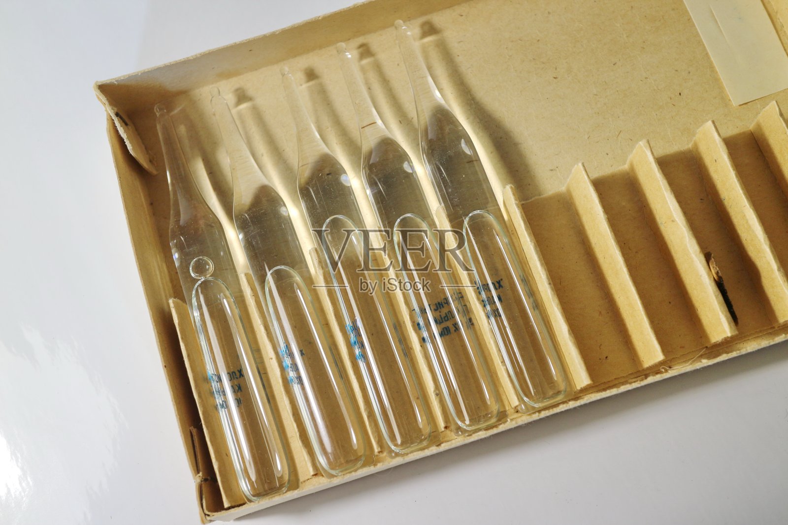 装药透明玻璃安瓿照片摄影图片