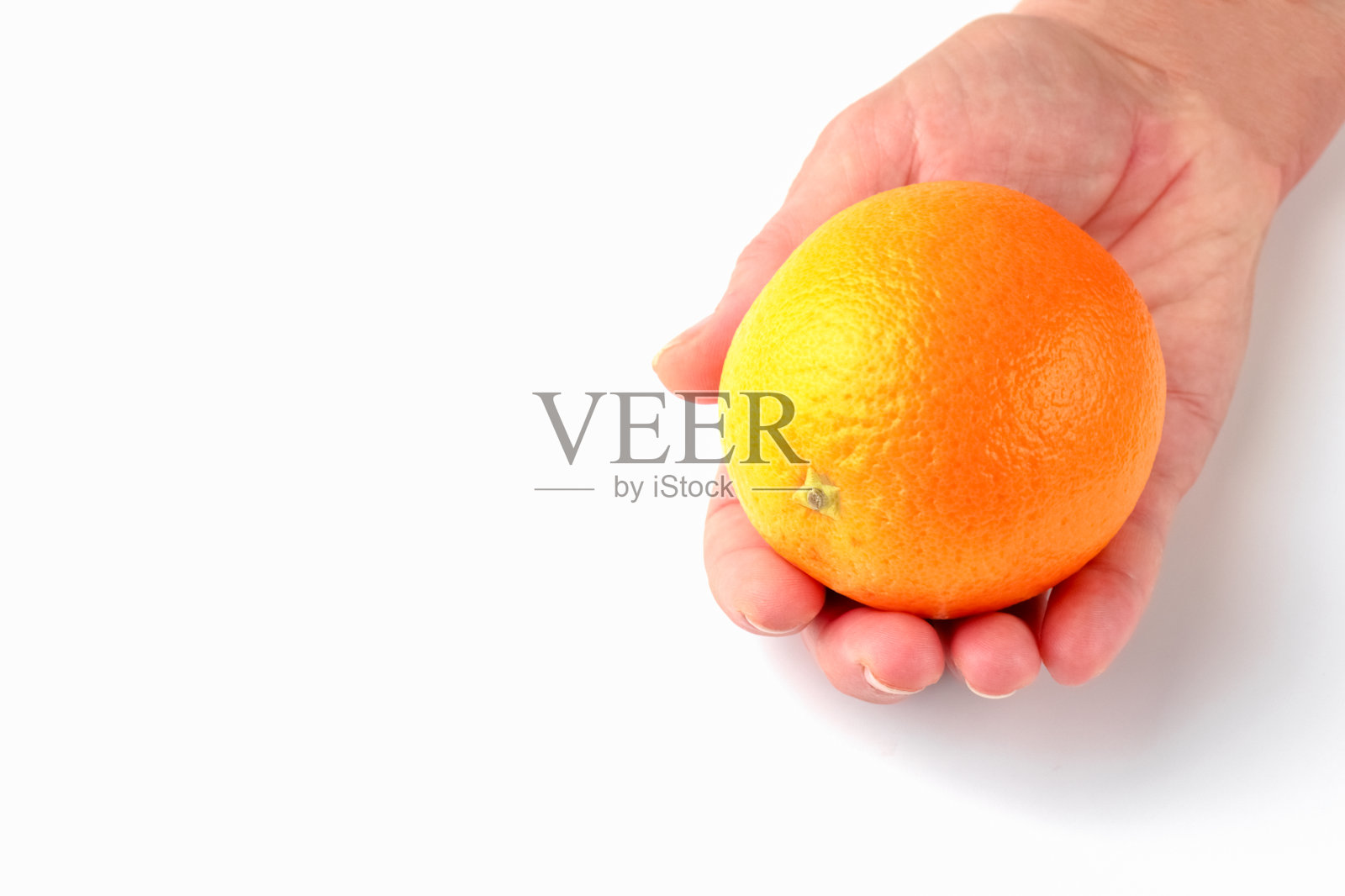 橙色在手，白色背景。健康食品。宏。隔离照片摄影图片