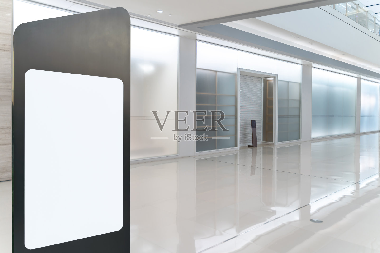 现代购物中心的空广告牌。照片摄影图片