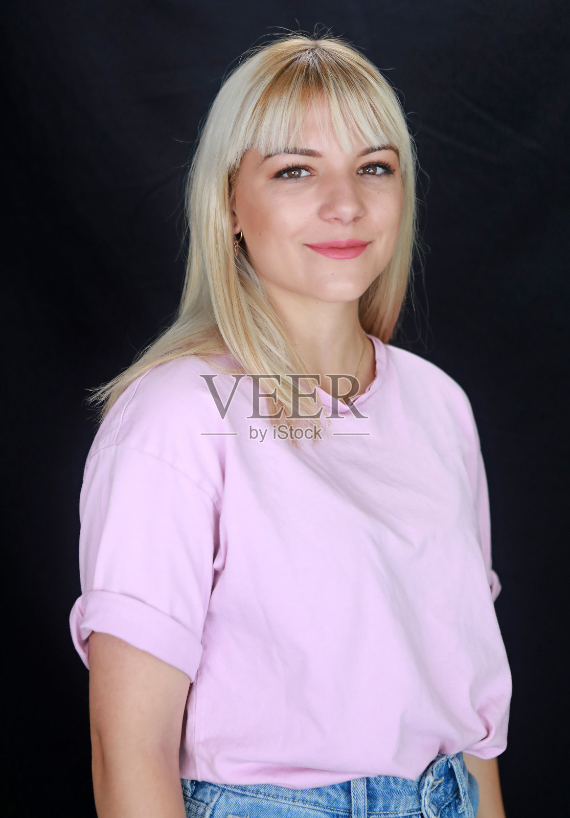 酒吧高脚凳上的年轻女子照片摄影图片