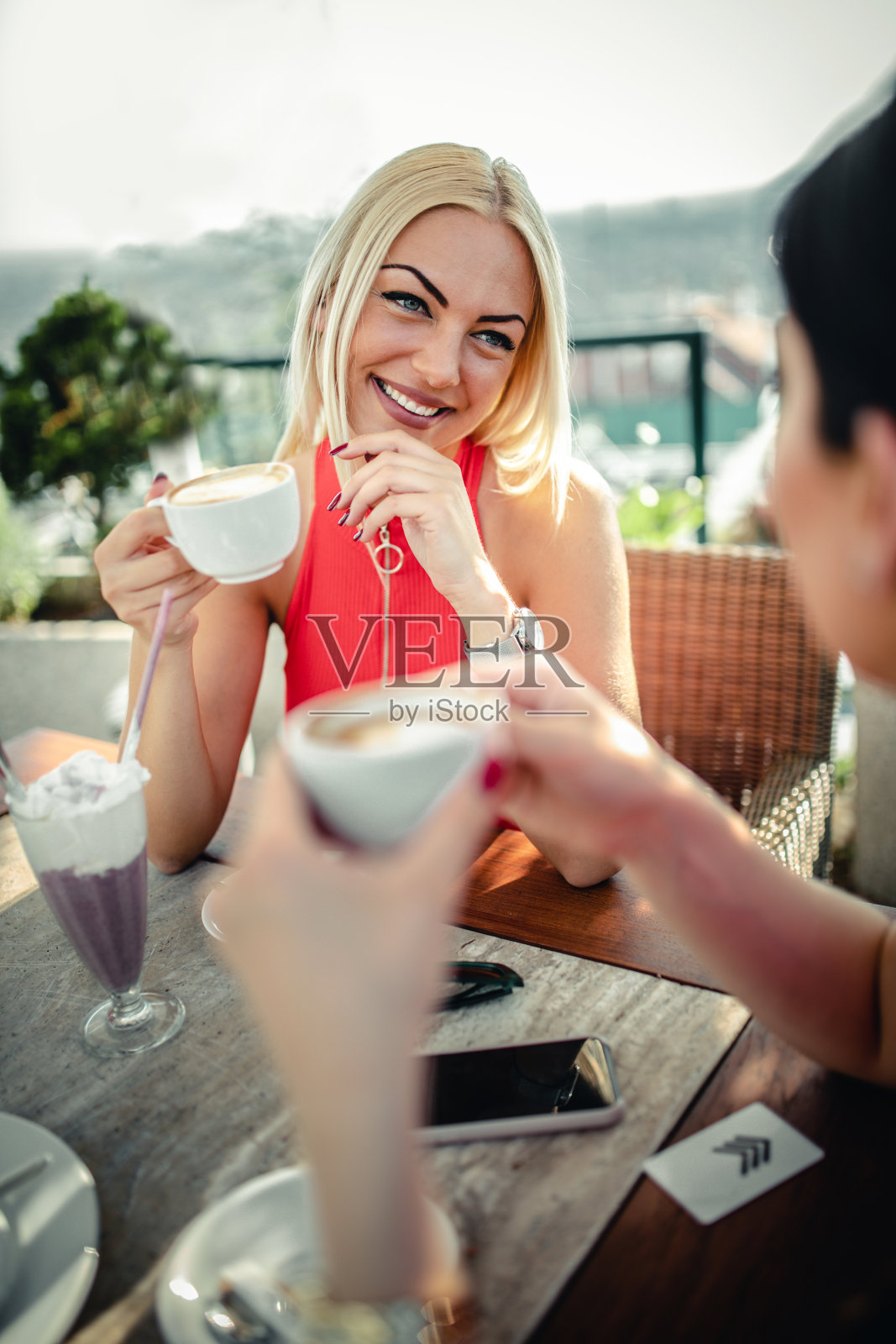 朋友们在咖啡馆里玩得很开心照片摄影图片