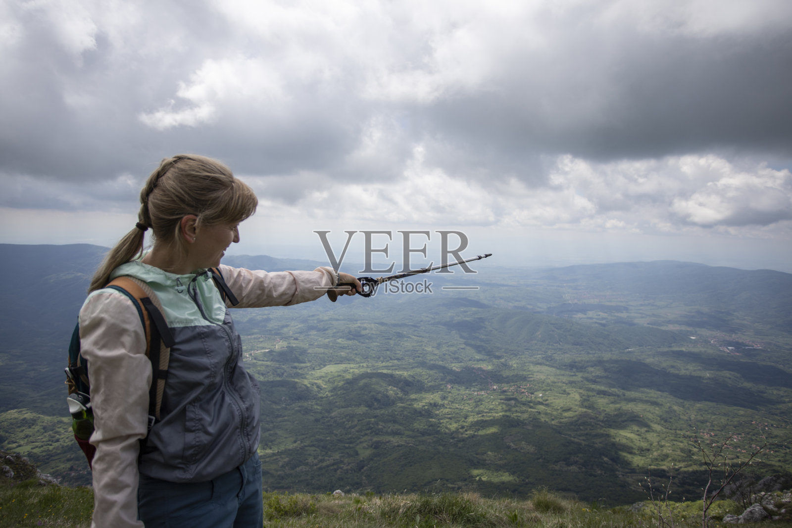 女人探索山照片摄影图片