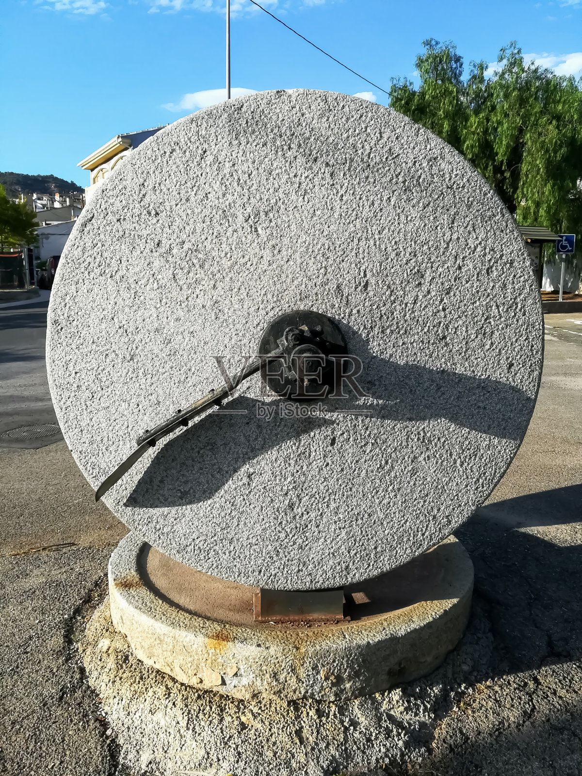 古石磨制作的橄榄油暴露在小镇广场上照片摄影图片