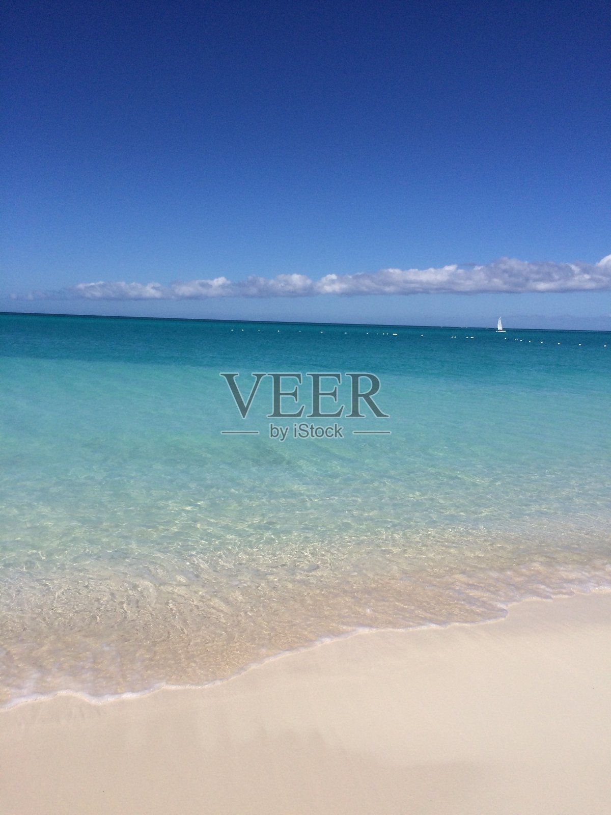 清澈蔚蓝的大海照片摄影图片