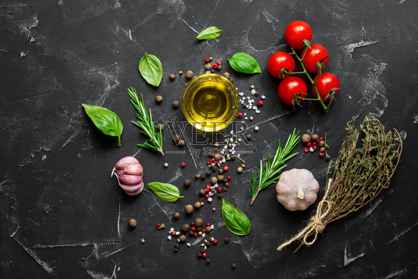 黑色石材烹饪背景香料，蔬菜，调味料和香草。俯视图，平放，复制空间。照片摄影图片