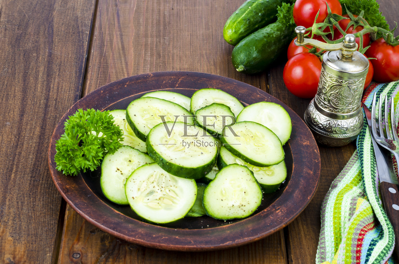 素食沙拉的新鲜黄瓜片。照片摄影图片