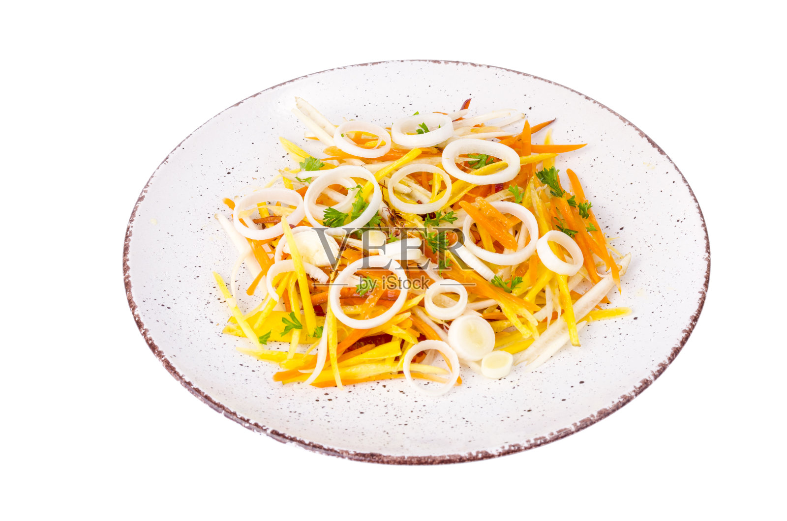 新鲜的胡萝卜和韭菜沙拉放在白色陶瓷盘子里照片摄影图片