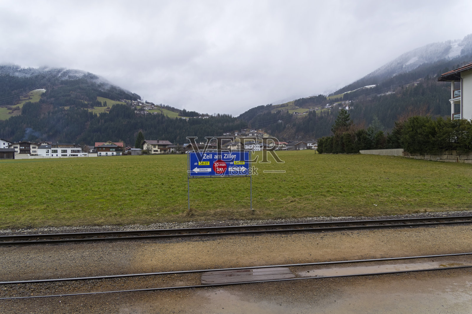 在火车站发车的通告。奥地利。照片摄影图片