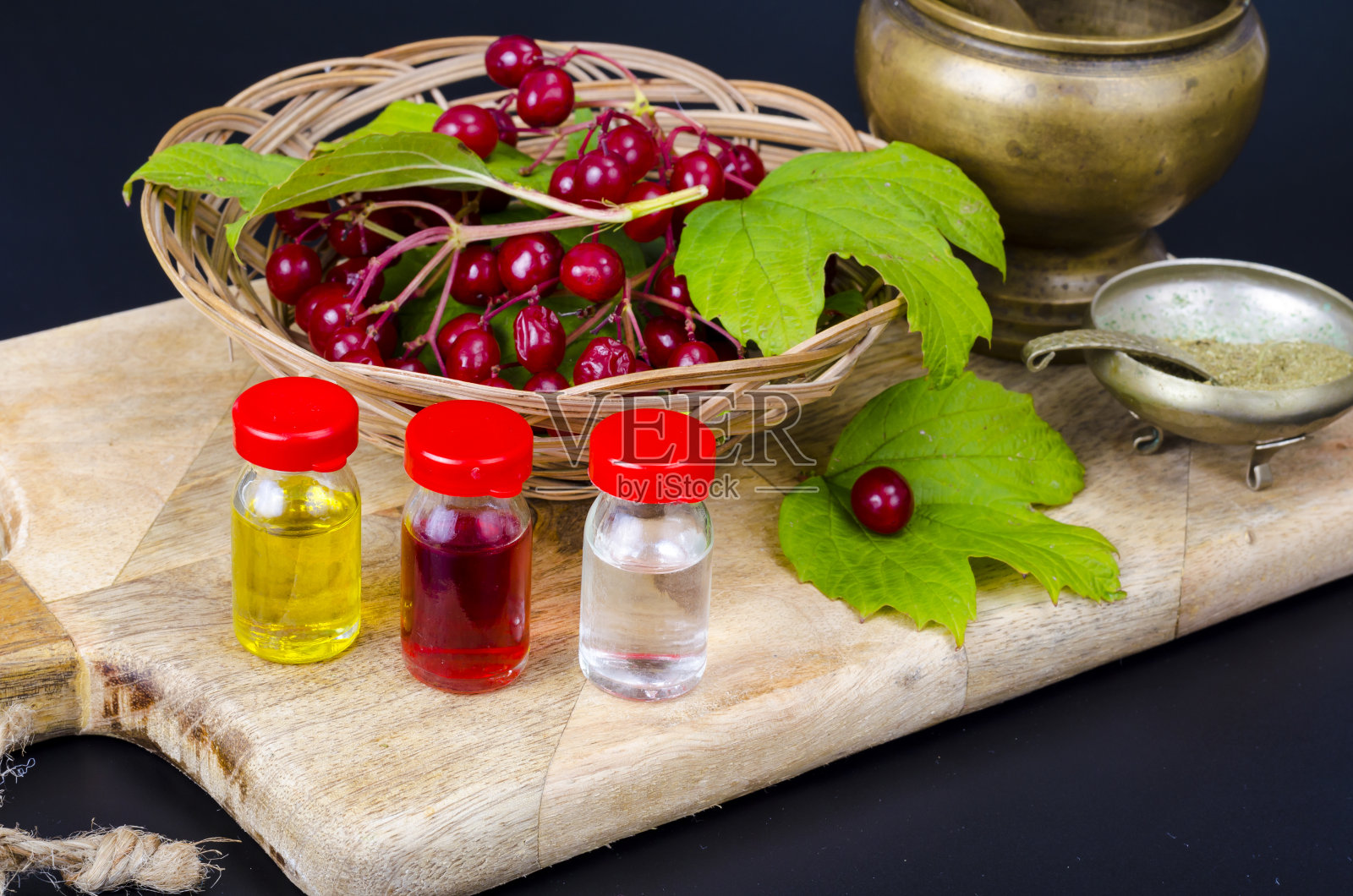 天然精油，新鲜浆果的酊剂。照片照片摄影图片