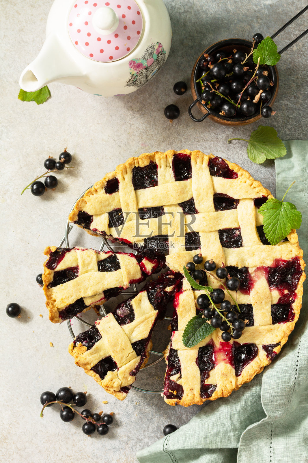 美味的浆果派夏天与醋栗。甜甜的派，配上新鲜的浆果醋栗，放在石材台面上。俯视图平铺背景。照片摄影图片