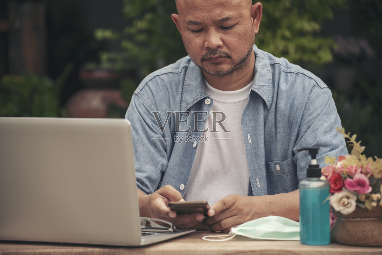 在家办公的网上商人照片摄影图片