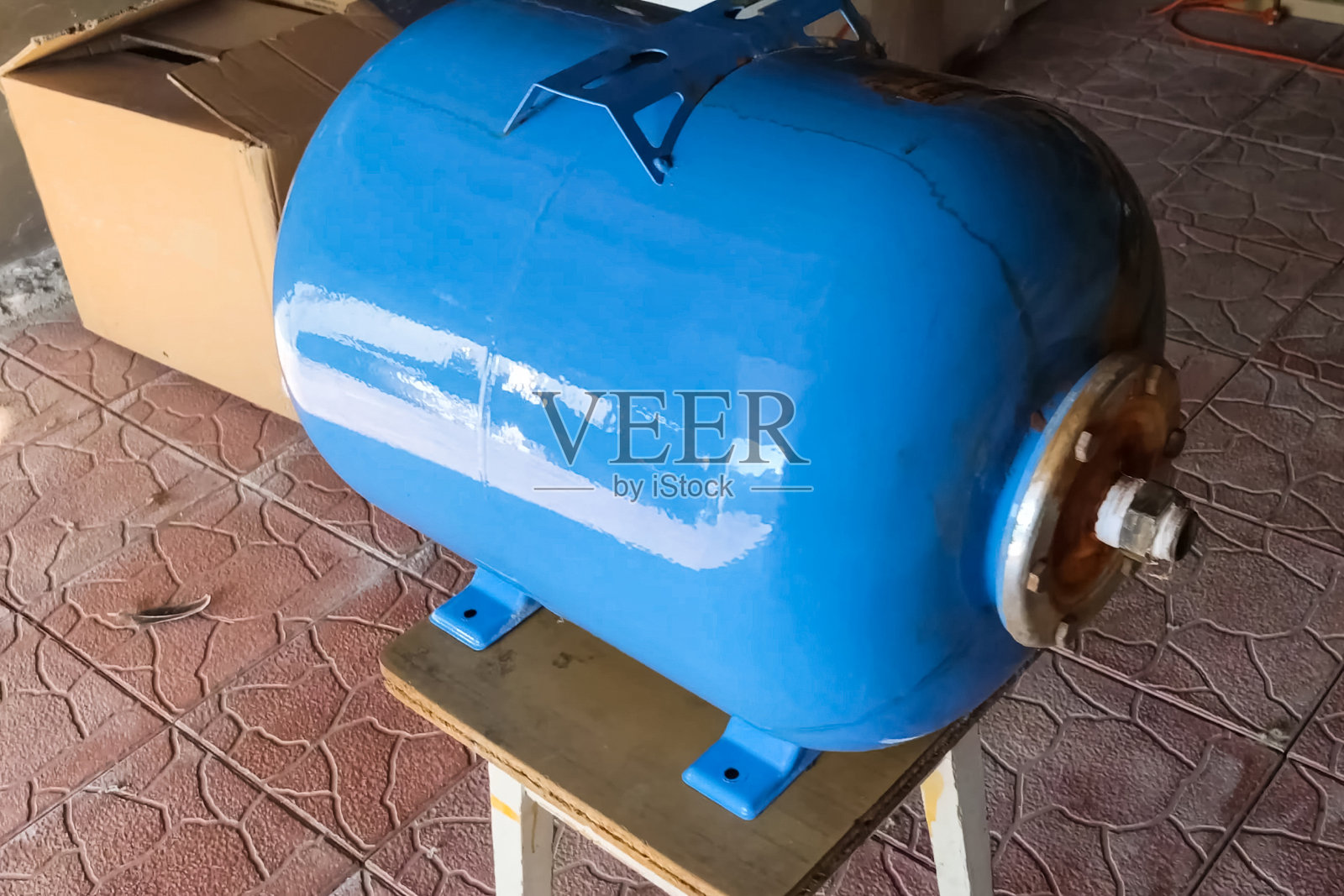 自制熔炼炉。金属焊接。照片摄影图片