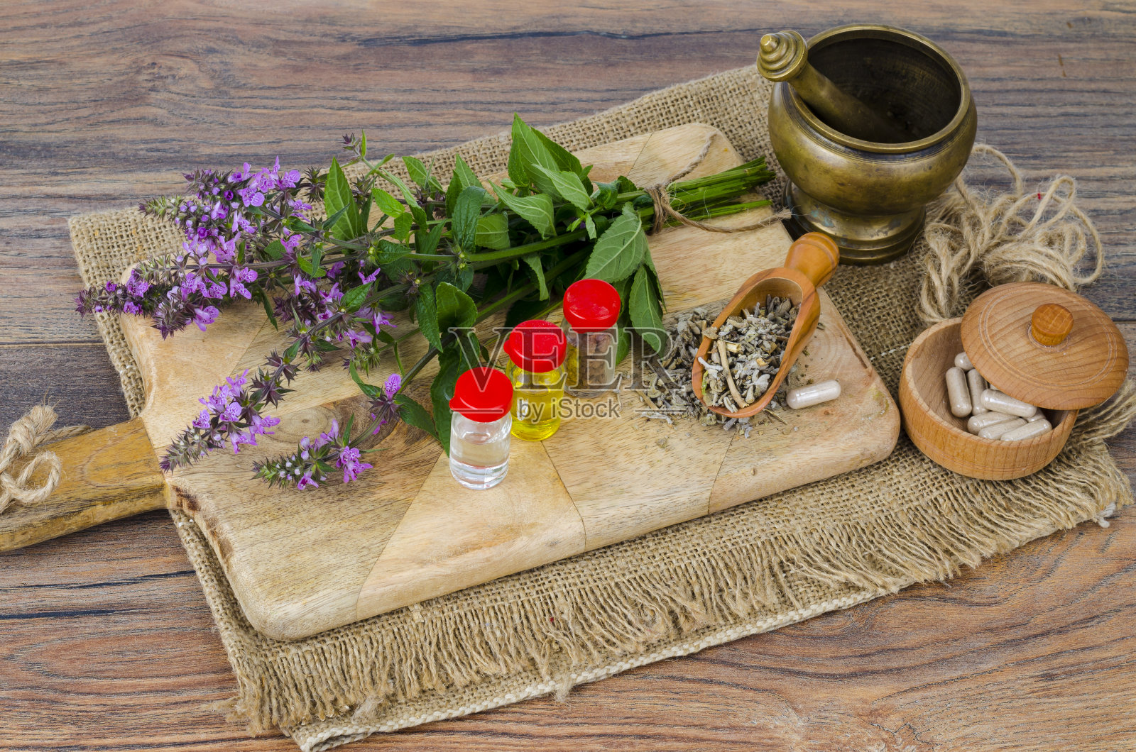 从药用植物中提取药丸和油。照片照片摄影图片