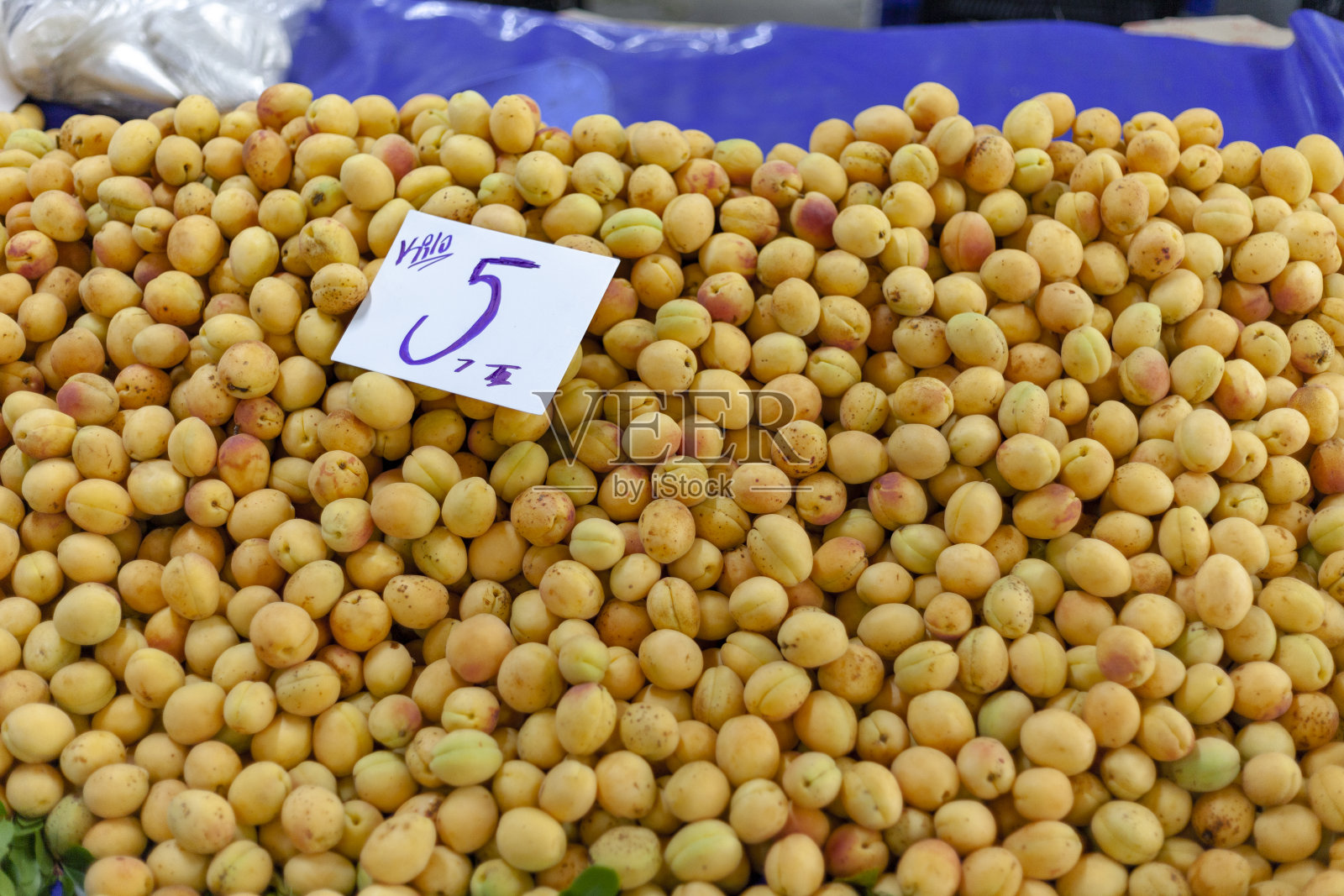 蔬菜市场的杏子照片摄影图片