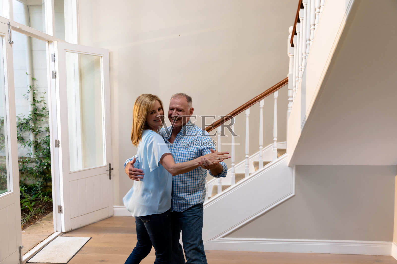 一对白人夫妇在走廊里开心地跳舞和微笑照片摄影图片