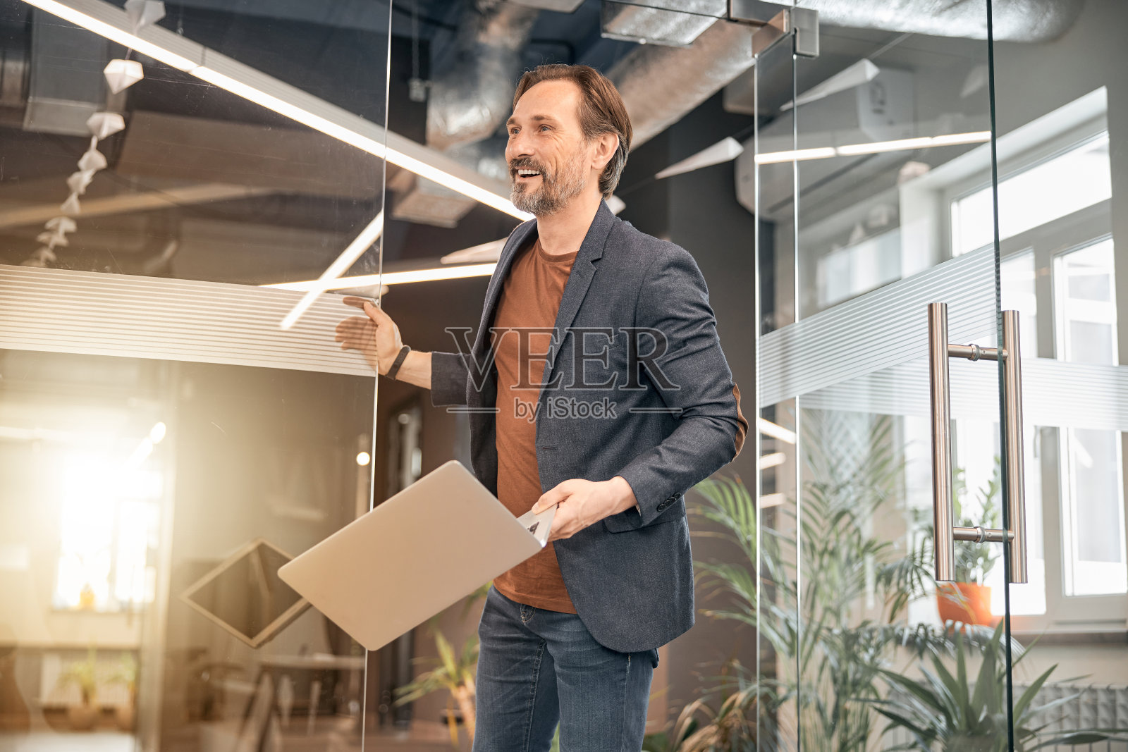 专注于欧洲商人在工作场所使用笔记本电脑照片摄影图片