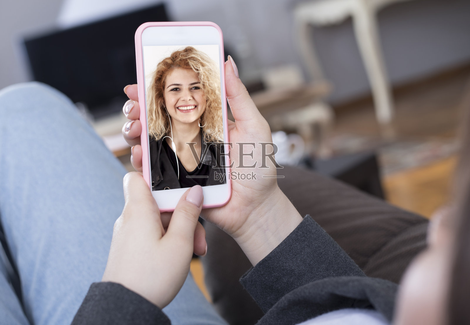 年轻女子用智能手机视频聊天照片摄影图片
