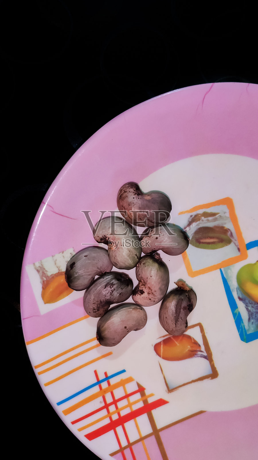 有选择地把腰果放在盘子里照片摄影图片