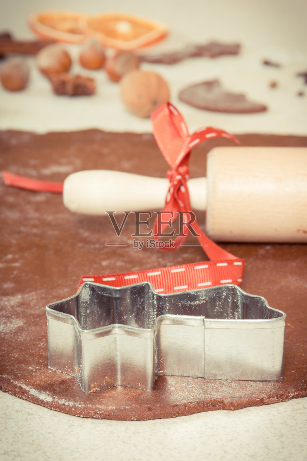 复古照片，饼干切割机和配件与原料烘烤圣诞饼干或姜饼照片摄影图片