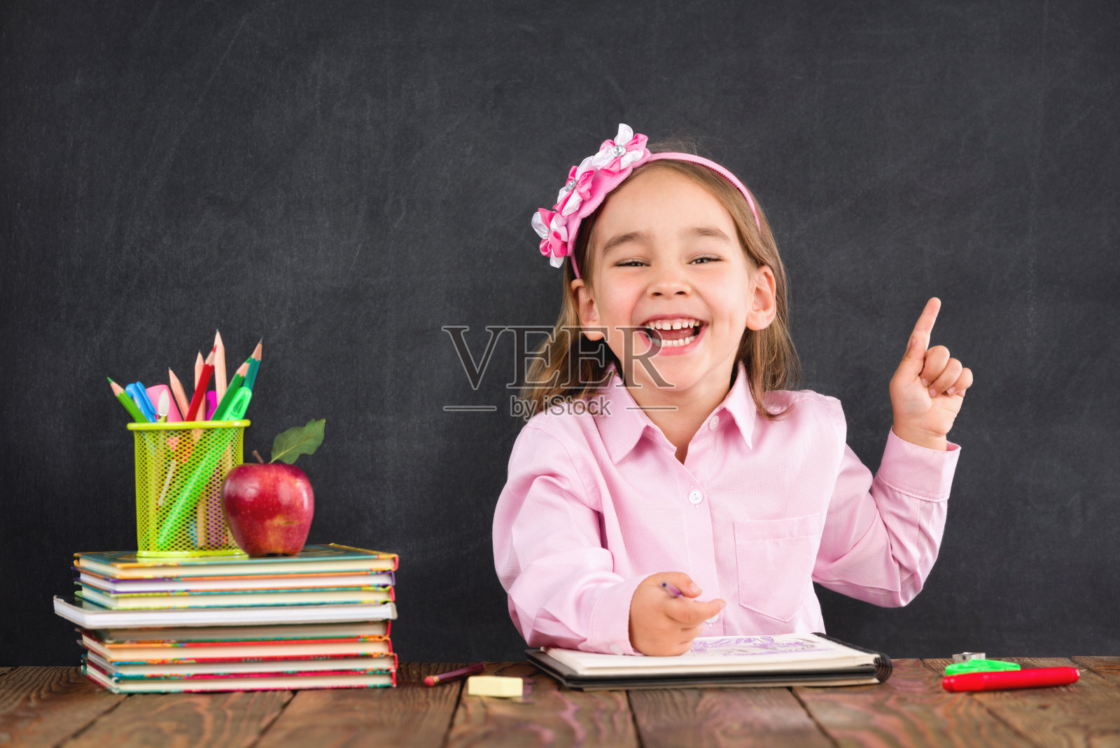 回到学校理念，快乐微笑的孩子，学生学习照片摄影图片