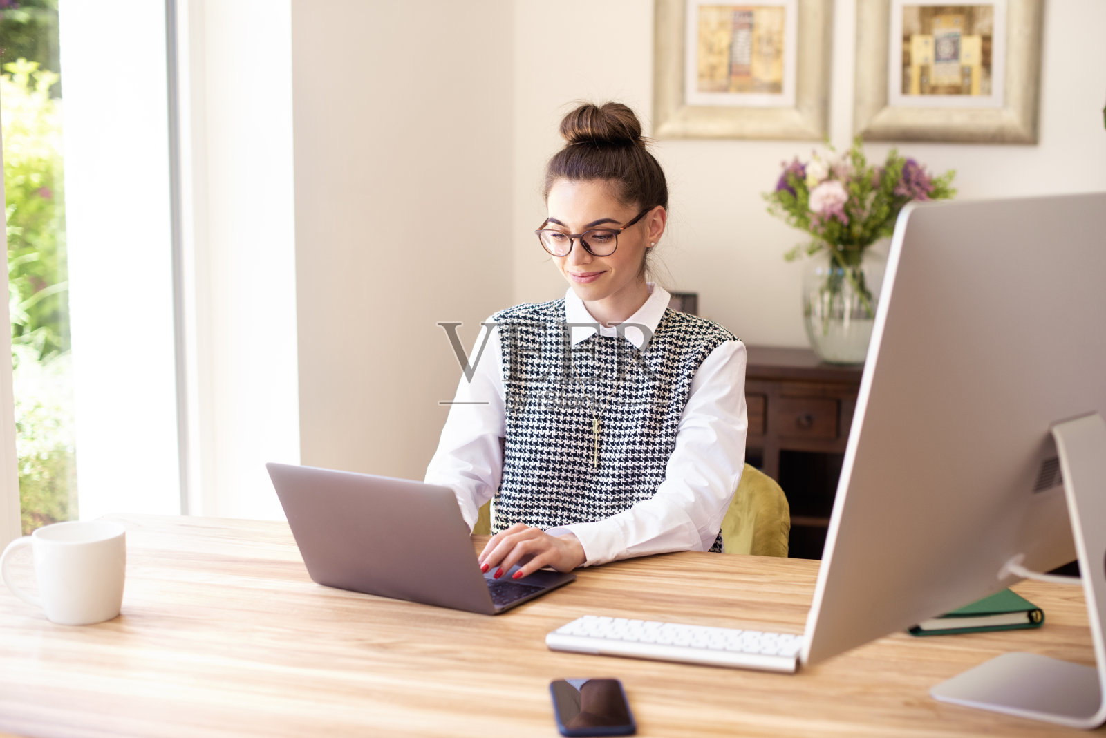 年轻漂亮的女商人在家工作时使用笔记本电脑的照片照片摄影图片