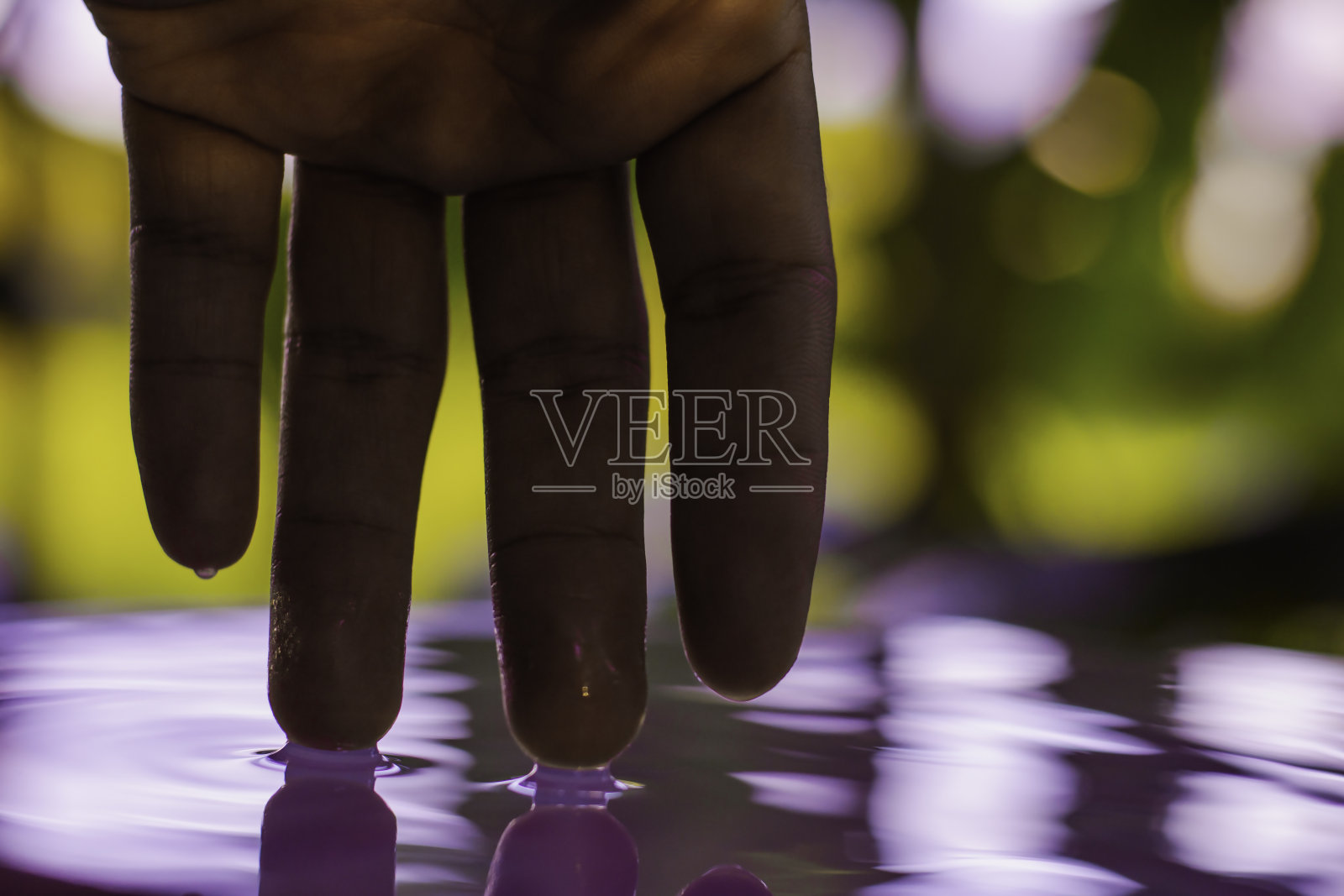 手指用手轻触水面照片摄影图片