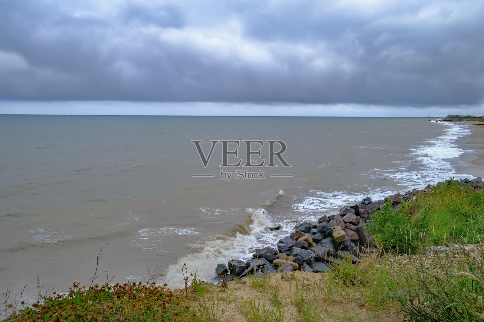 在一个暴风雨的夜晚，从悬崖顶上俯瞰诺福克海岸的Happisburgh海滩照片摄影图片