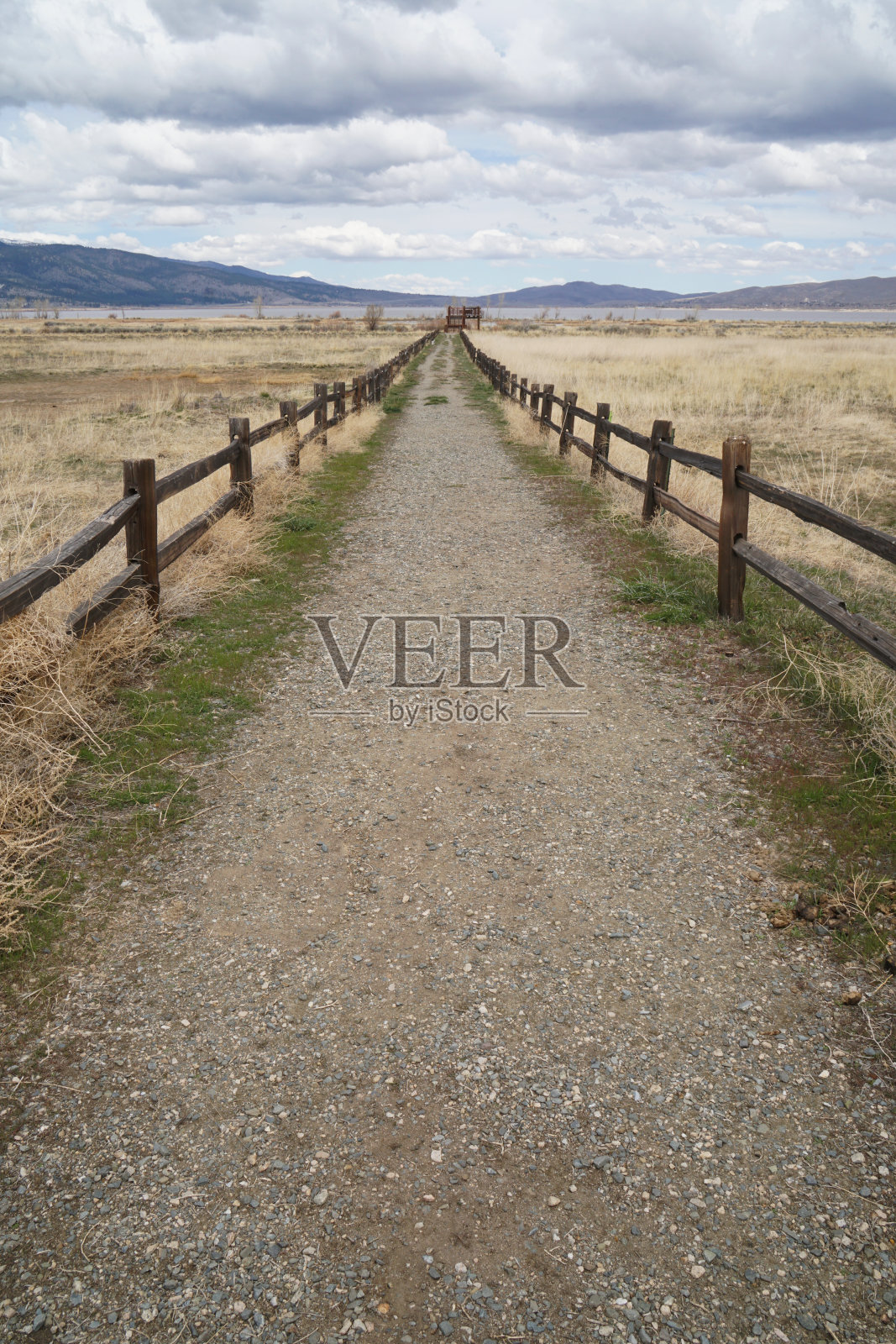 瓦肖山谷有栅栏的小径照片摄影图片