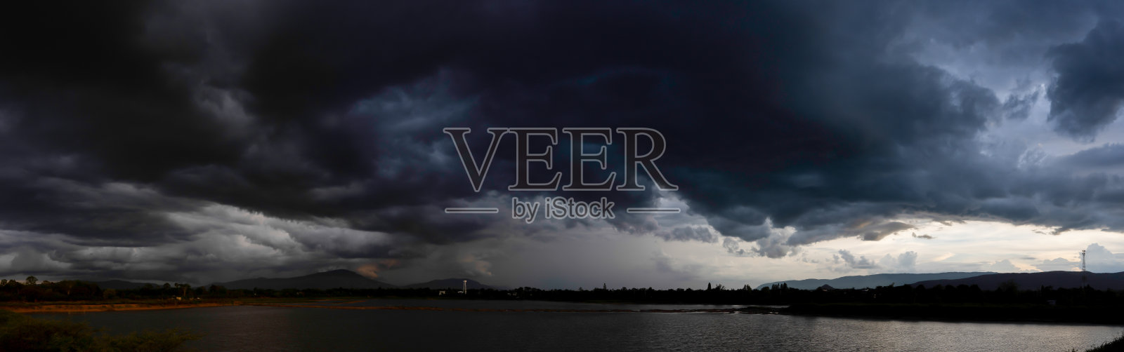 白天的自然天空和云的全景景观，美丽的光通过沉重的云黑暗和明亮的天空背景，观赏户外天气雨前气候过河，宽广的全景概念。照片摄影图片