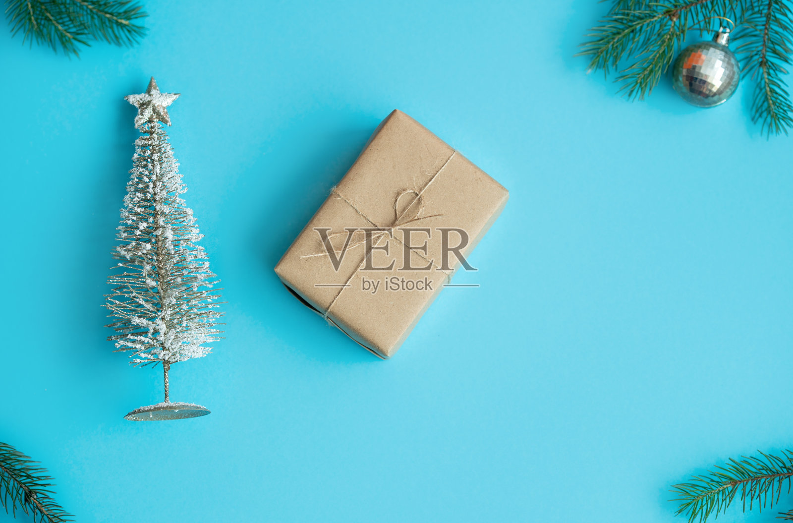 在蓝色背景的冷杉树枝，球，装饰圣诞树和礼物盒装饰圣诞节。照片摄影图片