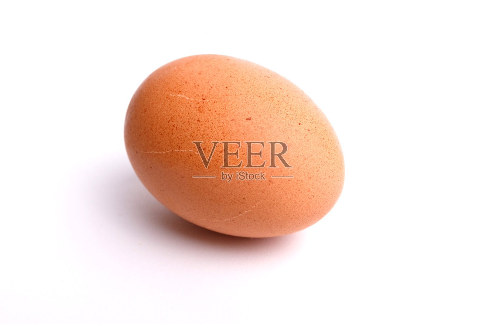 白色背景上的黄色自制鸡蛋。隔离照片摄影图片