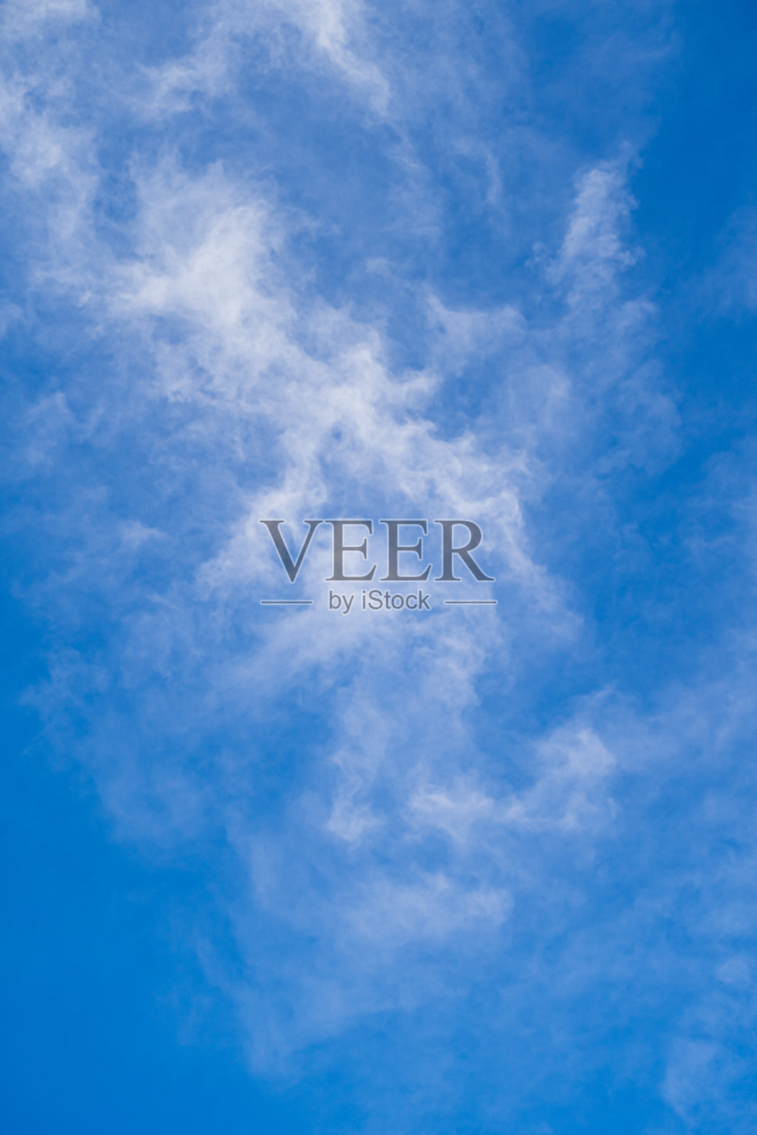 蓝天上的白云是天气的背景。照片摄影图片