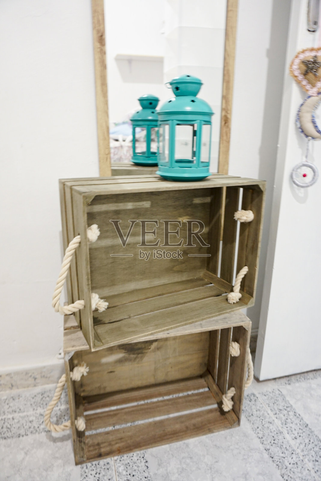 装饰镜与木盒子和枝形吊灯照片摄影图片