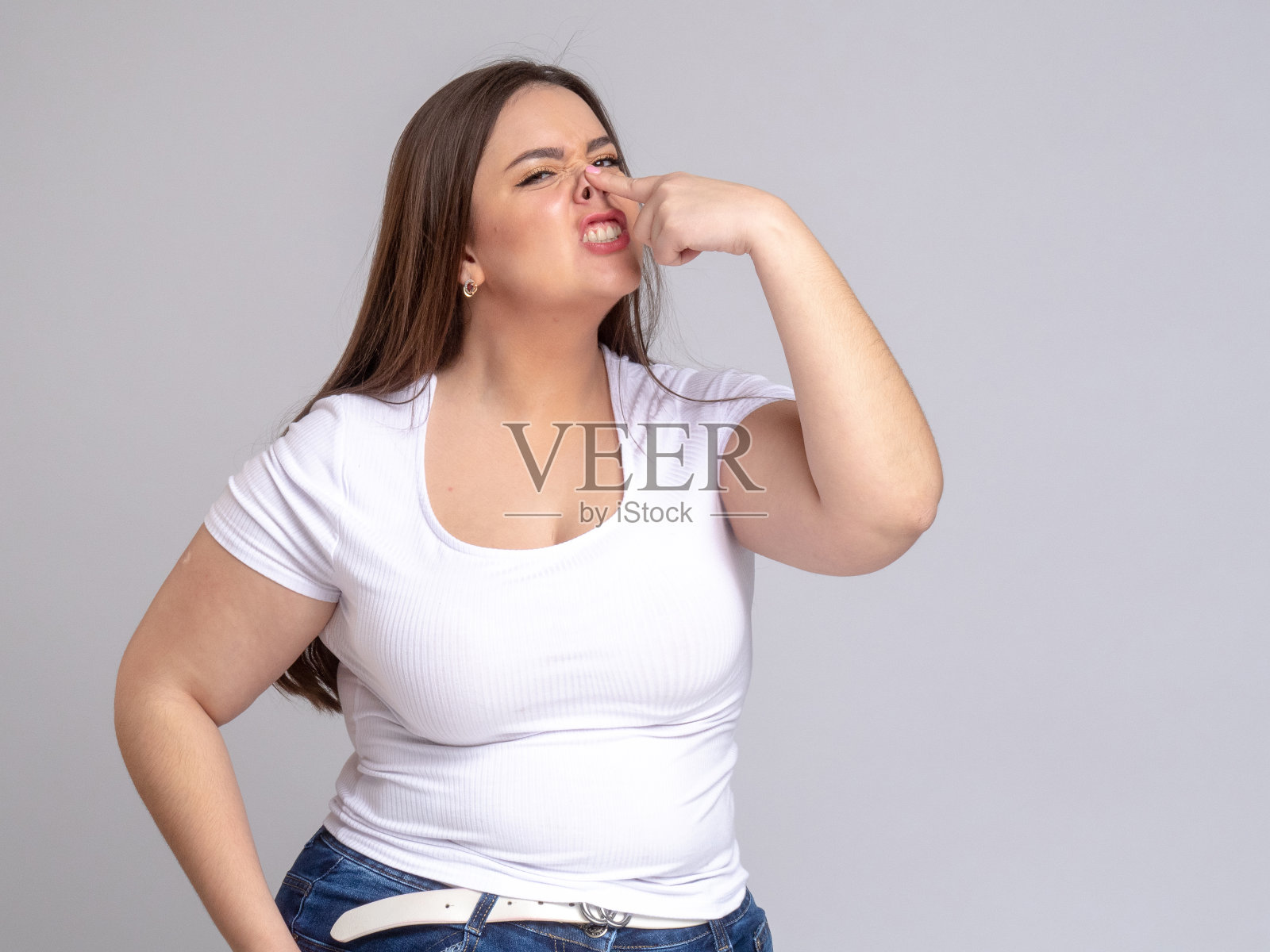 长头发加尺寸的模特鬼脸，鼻子向上的歌手照片摄影图片