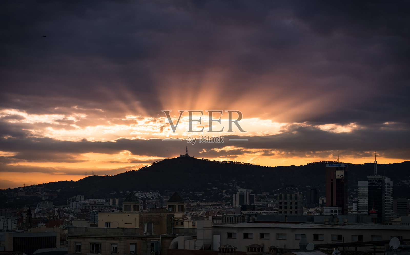 巴塞罗那日落与云彩和阳光照片摄影图片