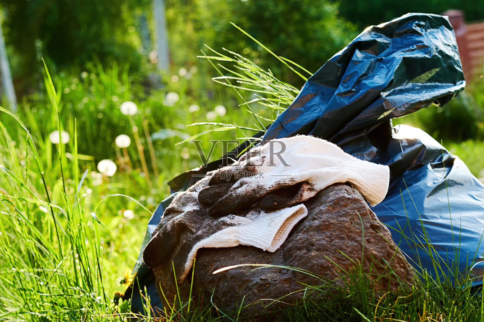 装满垃圾袋和园艺手套，清洁自然和后院。32、保护环境关爱自然照片摄影图片