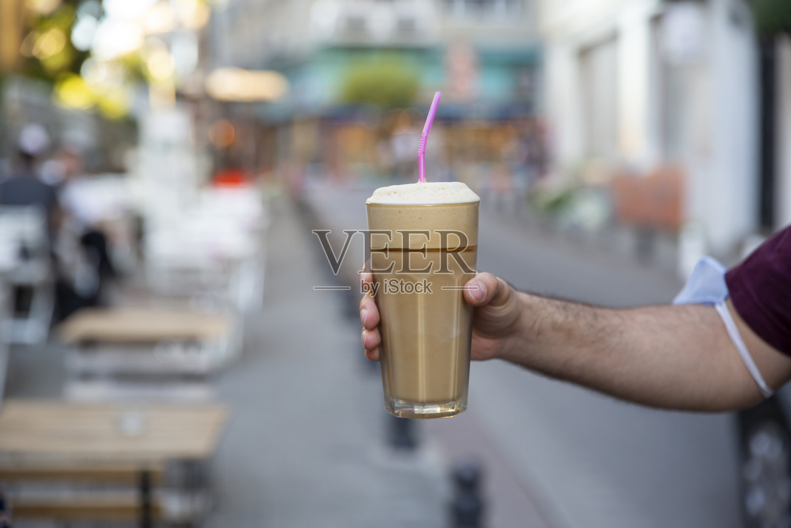 男人牵手冰沙，选择性聚焦照片摄影图片