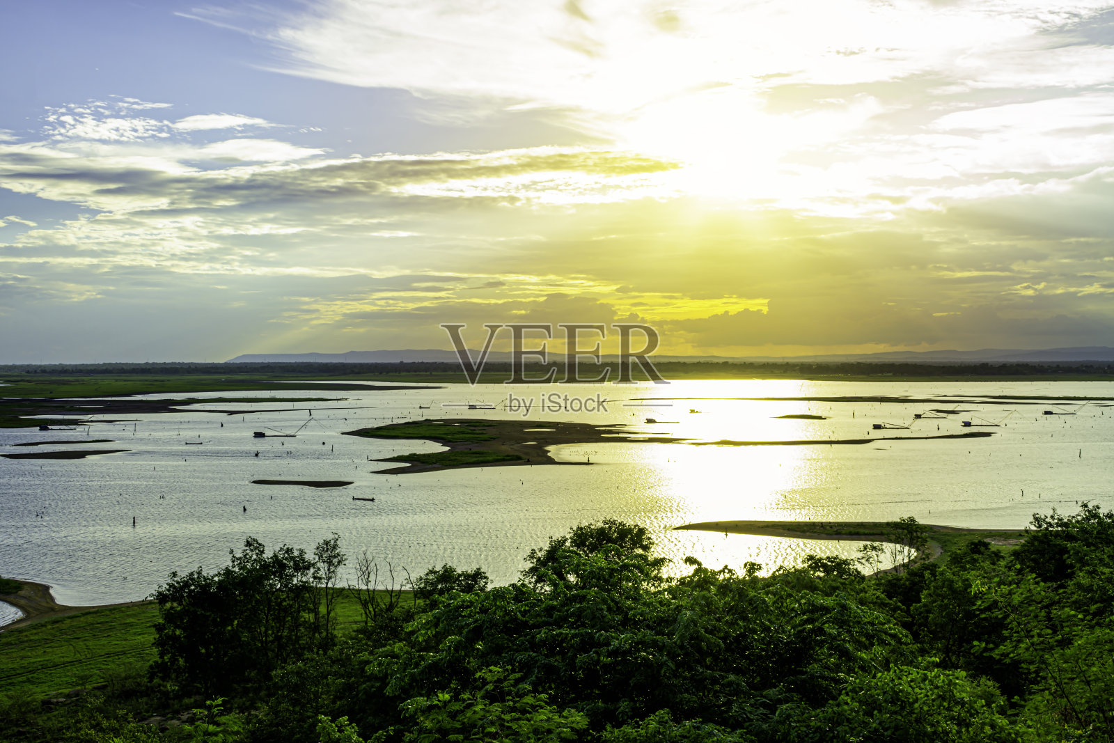 河上美丽的日落天空照片摄影图片