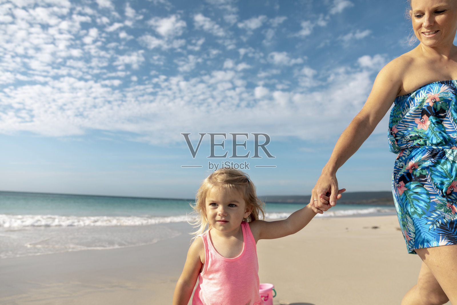 在海滩上散步照片摄影图片