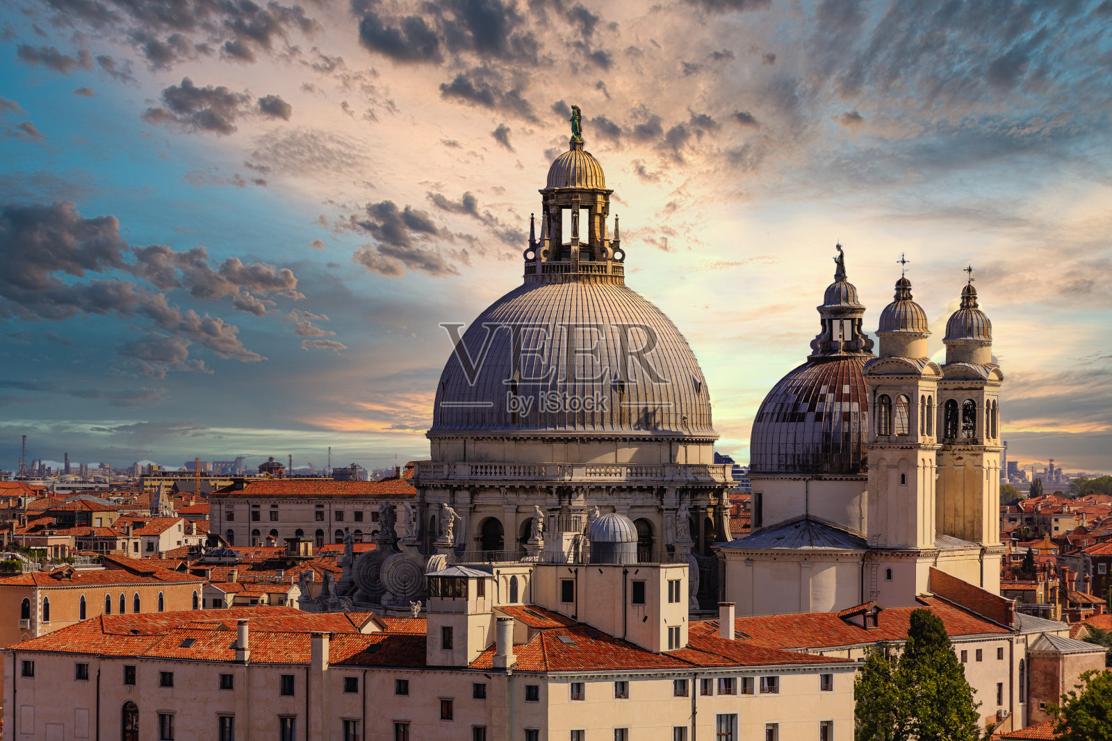 落日天空下的教堂圆顶照片摄影图片