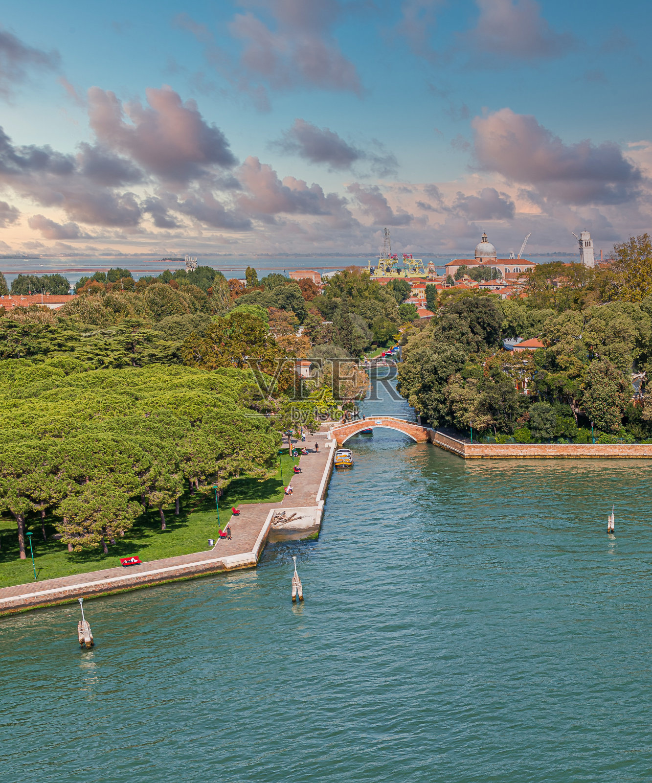 威尼斯边缘的狭窄运河照片摄影图片