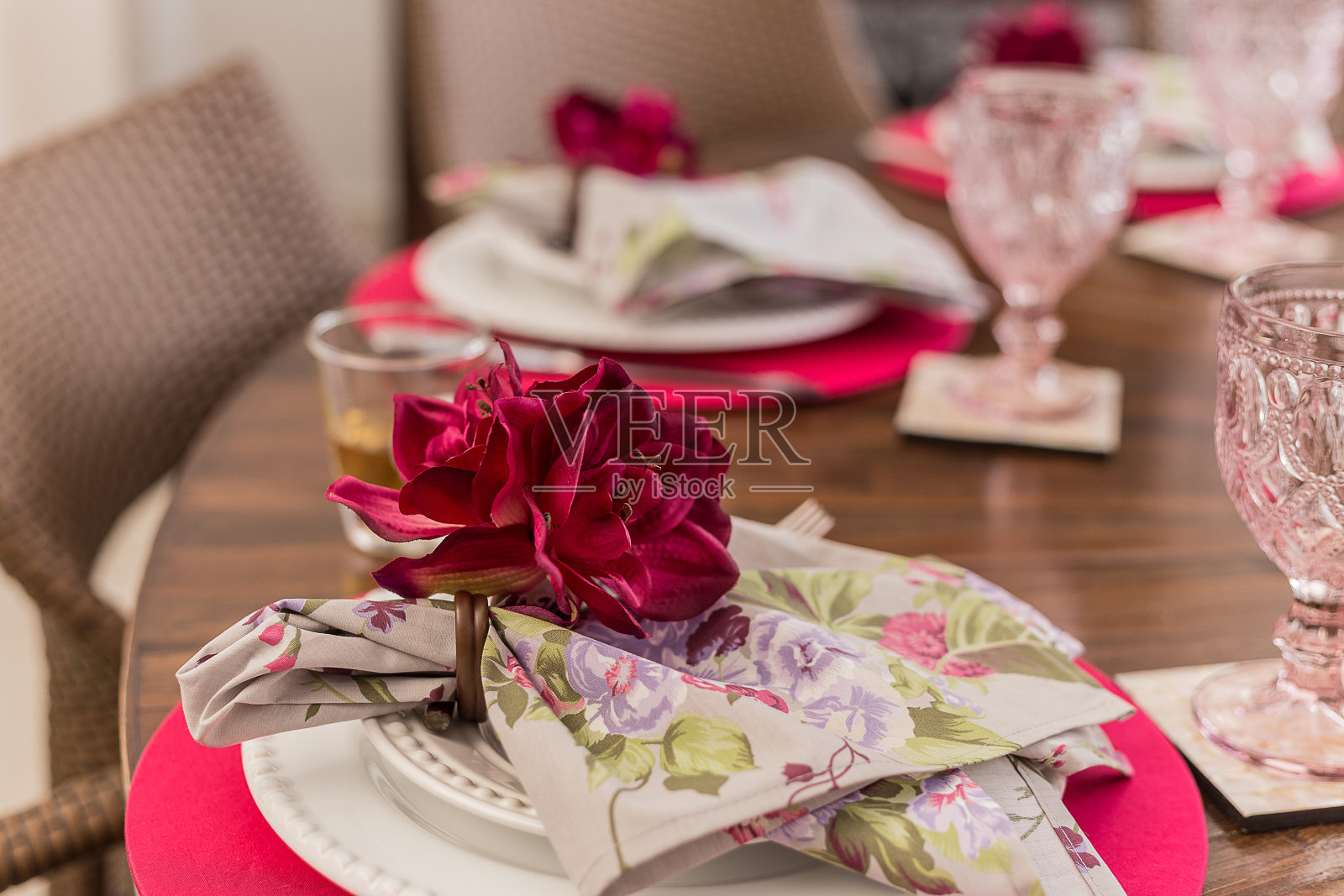 派对客人表。照片摄影图片