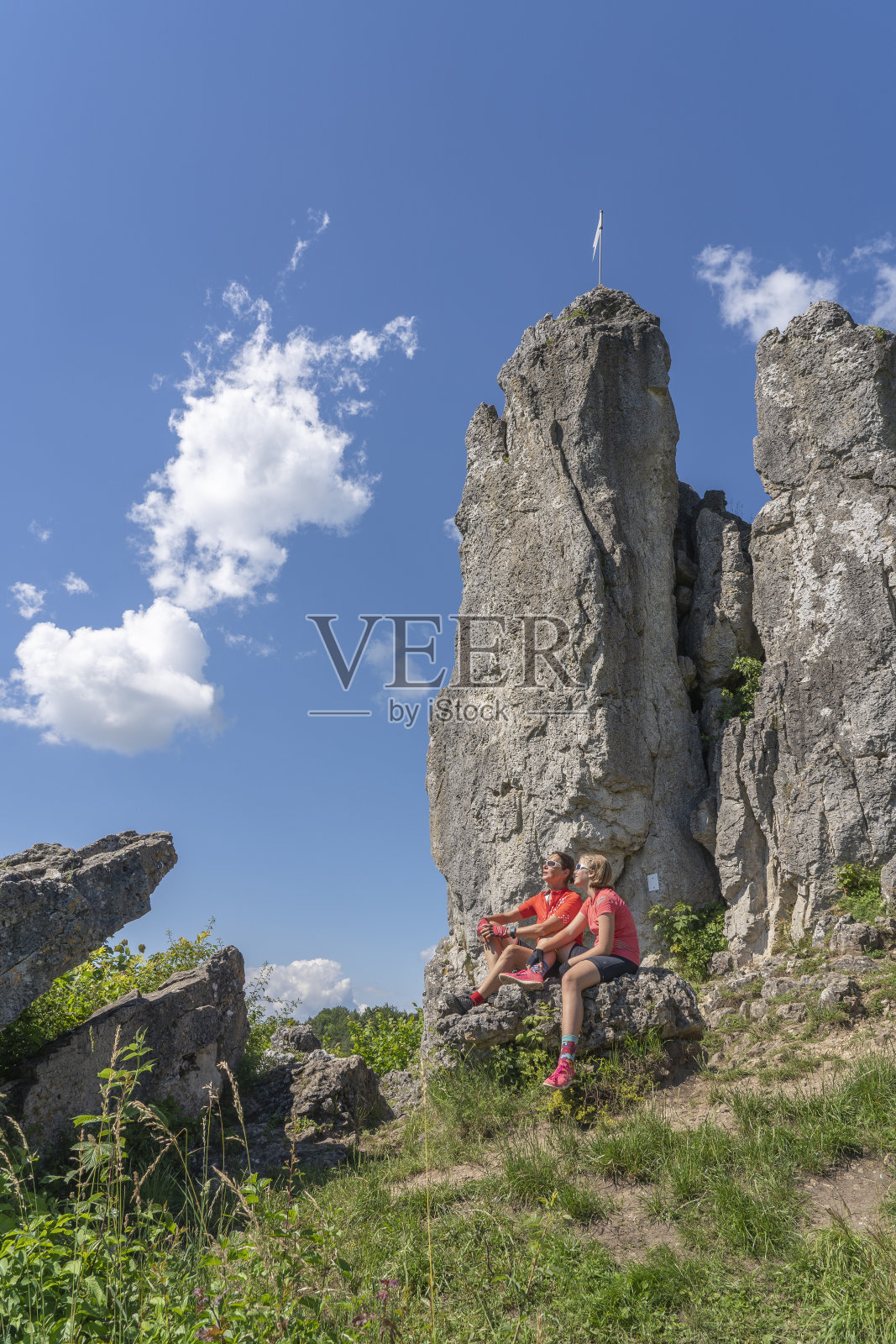 祖母和孙女在徒步旅行中休息照片摄影图片