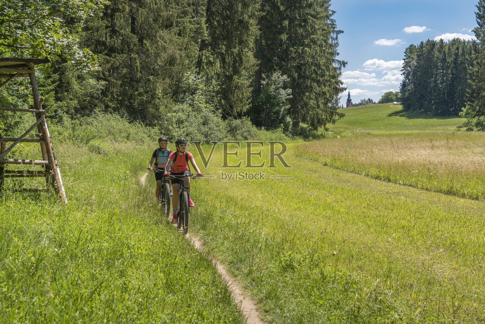 祖母和孙女骑着山地车在法国的瑞士，巴伐利亚州照片摄影图片