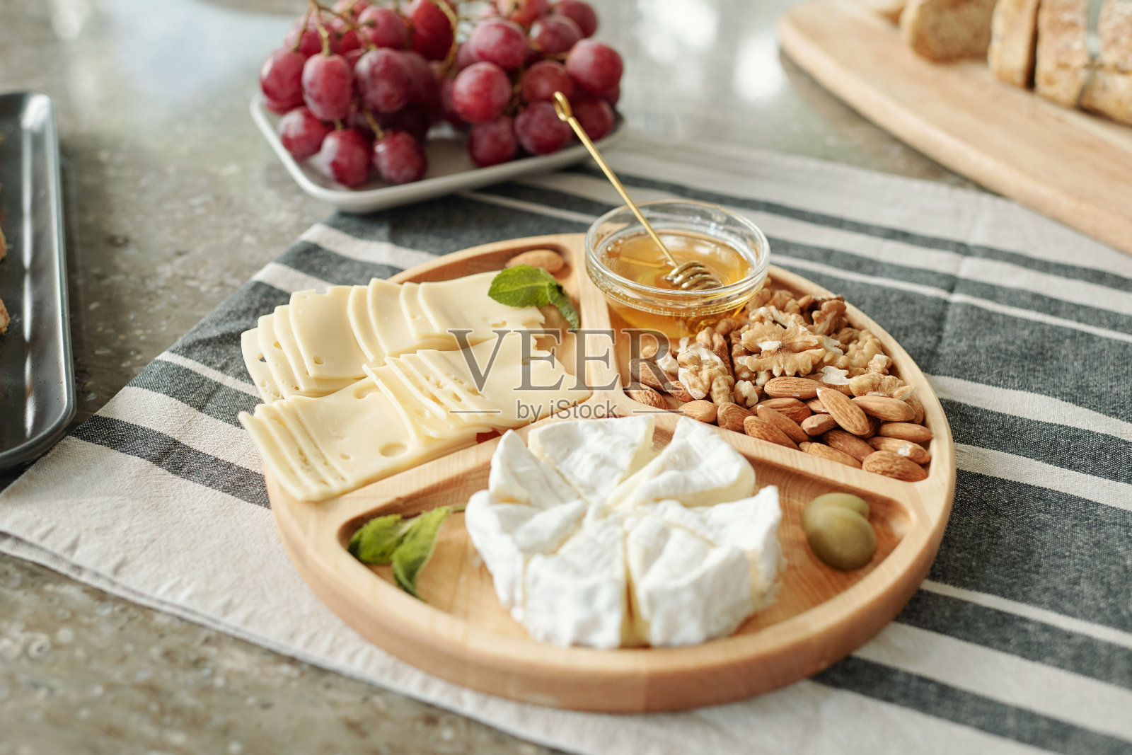 奶酪和坚果零食照片摄影图片