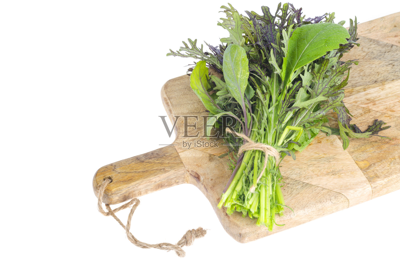 一串新鲜的绿色沙拉叶子。照片摄影图片