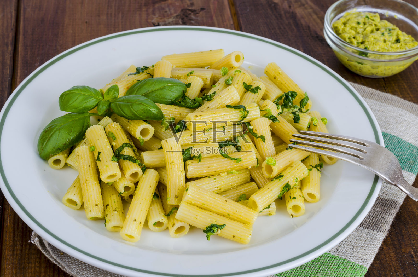 香蒜酱通心粉。意大利菜。照片摄影图片
