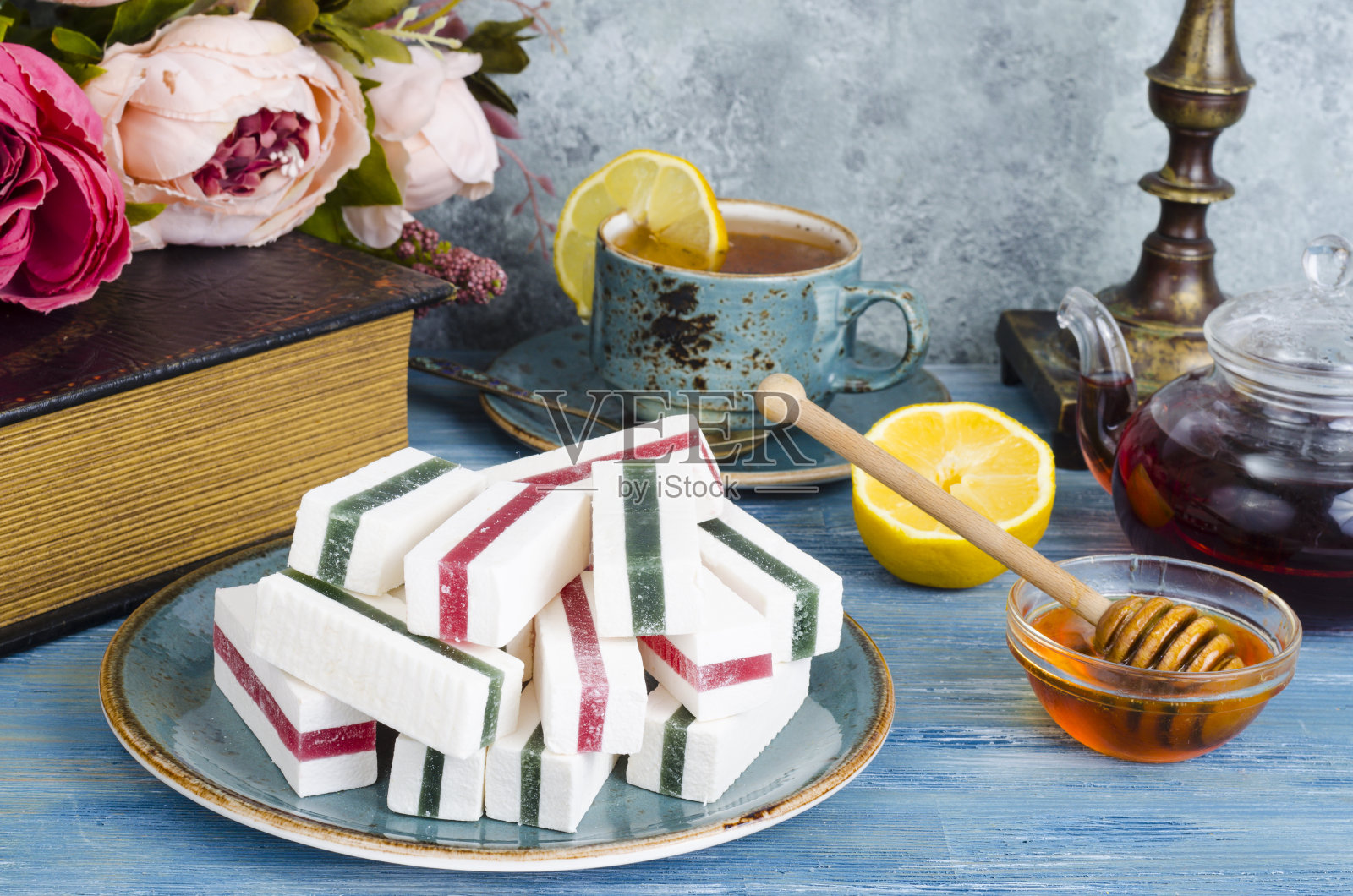 桌子上有棉花糖，一杯茶。照片摄影图片