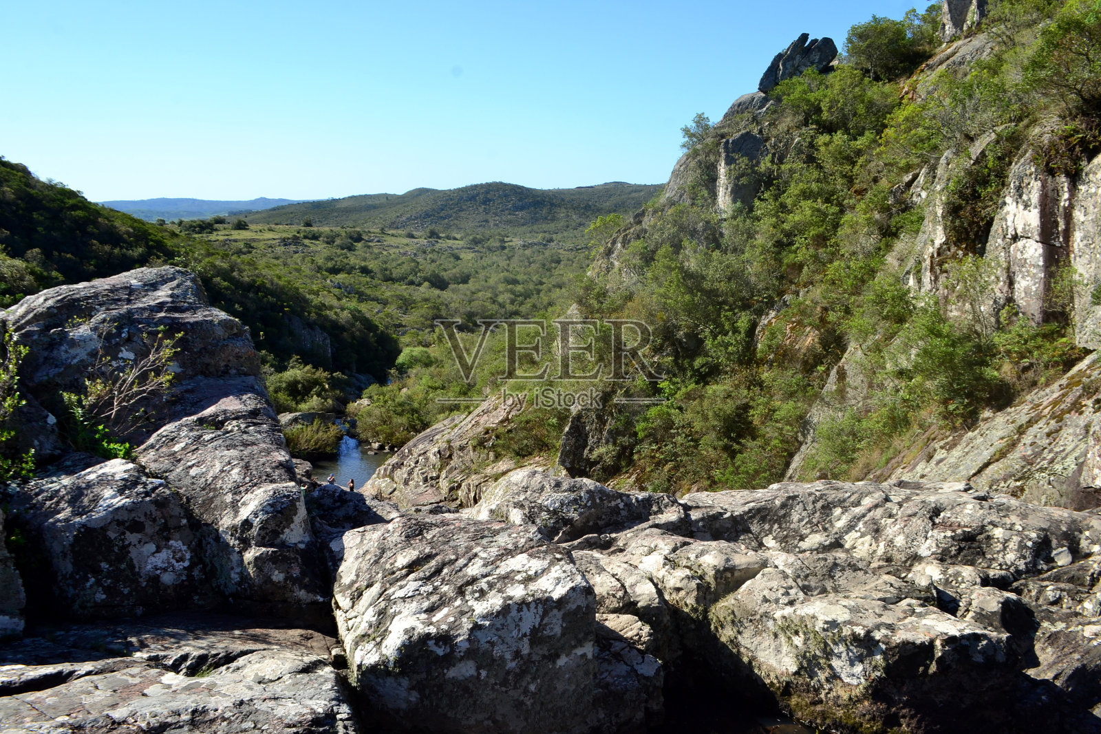 忏悔者纵身一跃的全景。照片摄影图片